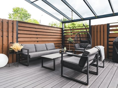Las fundas para muebles de jardín y terraza van muy bien para alargar su vida útil. GETTY IMAGES.