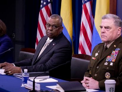 El secretario de Defensa de EE UU, Lloyd Austin (izquierda), junto al general Mark Milley, este lunes en la sede del Pentágono, en Arlington, Virginia.