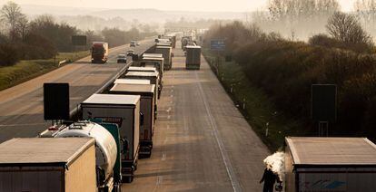 Camiones en un atasco en la autopista A4 cerca de Bautzen, Alemania, próxima a la frontera con Polonia. Las fronteras de la UE cerrarán a terceros países durante 30 días por el Covid-19.