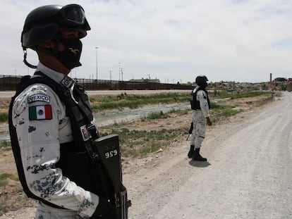 Elementos de la Guardia Nacional patrullan la frontera con EE UU en Ciudad Juárez.