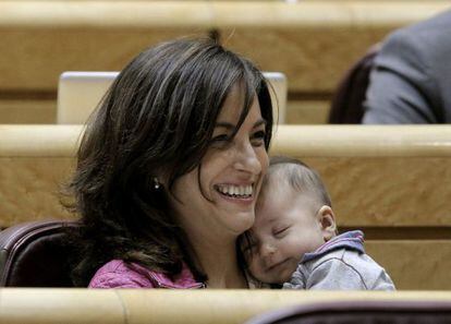 La senadora de Entesa Yolanda Pineda, del PSC, con su hijo Narc&iacute;s en brazos.