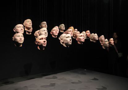 La instalación artística 'Probably Chelsea', en la que Heather Dewey-Hagborg construye 24 rostros completamente distintos de Chelsea Manning, a partir de ADN donado por la misma Manning y que se generaron con algoritmos. Demuestra que el ADN no sirve para recrear una cara.