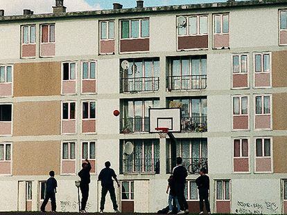 Jóvenes en un barrio del extrarradio de París.