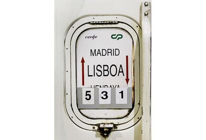 Un cartel infromativo en un tren entre Madrid y Lisboa.
