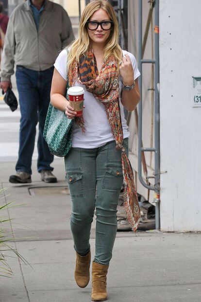 Hilary Duff combina sus pantalones cargo con básicos muy otoñales.