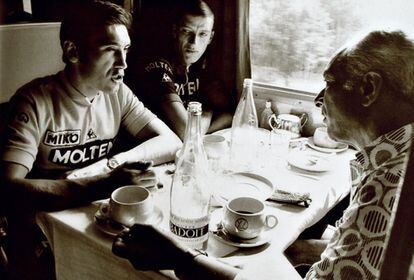 Félix Lévitan, a la derecha, frente a Eddy Merckx durante un traslado en tren.