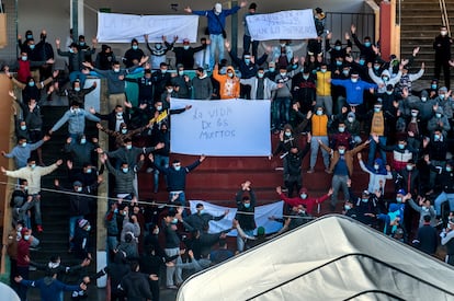 Migrantes marroquíes, alojados en el Colegió León (Las Palmas de Gran Canaria), protestaron el pasado sábado contra el bloqueo del Gobierno que impide su salida a la Península.