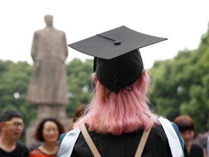 Una estudiante recién graduada.  
 