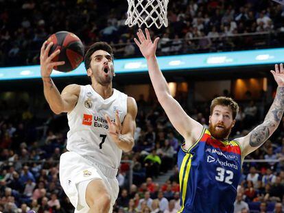 Campazzo entra a canasta ante Whittington.