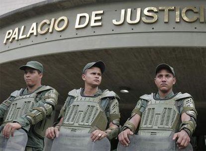 Miembros de la Guardia Nacional venezolana custodian el Palacio de Justicia.