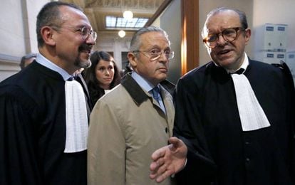 Guy Wildenstein, en el centro, junto a sus abogados Herve Temime (drcha) y Eric Dezeuze (izqda), el 4 de enero en el juzgado de París.
