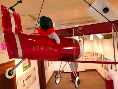 Una imagen de la exposición sobre Snoopy y el Barón Rojo del Charles M. Schulz Museum de Santa Rosa, California.