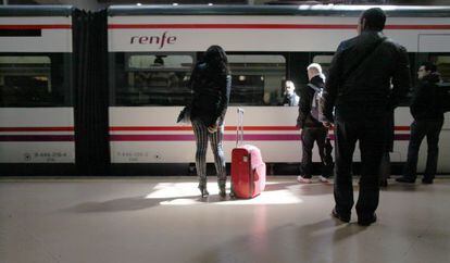 Pasajeros de tren en la estaci&oacute;n de Atocha en Madrid