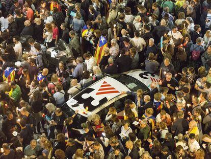 Un cotxe de Tv3 entre la multitud en una concentració per demanar l'alliberament dels presidents de l'ANC i Òmnium, Jordi Sànchez i Jordi Cuixart, l'octubre passat.
