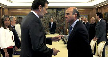 Rajoy y De Guindos, en la reunión del Consejo de Ministros que presidió el Rey.