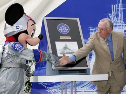 El astronauta Neil Armstrong felicita a Mickey Mouse en la reinauguración de la Space Mountain.