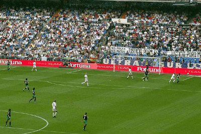 La pancarta exhibida en el fondo sur del Bernabéu durante el Madrid-Racing.