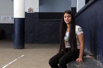 <p>Hala [nombre ficticio], de 14 años, viene de Kobane. Al salir de Siria en 2013, tuvo que abandonar los estudios. Aunque admite que en su momento no le gustaron muchos las aulas, hoy sueña con convertirse en abogada.</p> <p>Hala y Tamim acuden al centro Frans Van Der Lugt para participar en las actividades del Club de los Jóvenes, dirigido por una trabajadora social.</p>