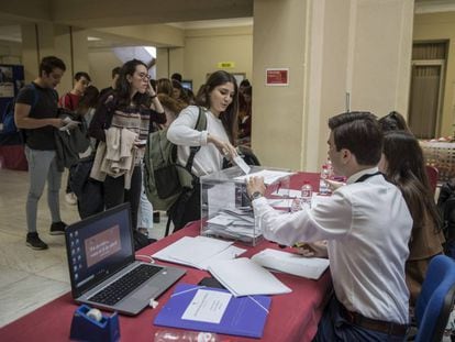 Varios alumnos votan en la Universidad Complutense.