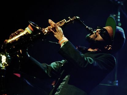 Jowee Omicil en un concierto, el 11 de diciembre de 2017, en París.