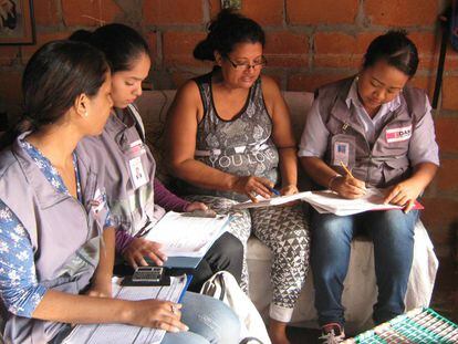 Trabajadoras del Departamento Administrativo Nacional de Estad&iacute;stica realizando encuestas en hogares colombianos.
