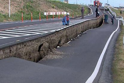 Una carretera agrietada por el terremoto en Satte, en el centro de Japón.