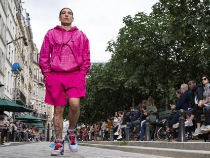 Hector Bellerín vestido de Louis Vuitton en su debut en la pasarela de hombre de París el pasado junio.