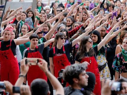 El colectivo Lastesis interpreta 'Un violador en tu camino', en pasado 19 de diciembre en Santiago de Chile.