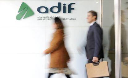 Dos trabajadores de las oficinas de Adif.