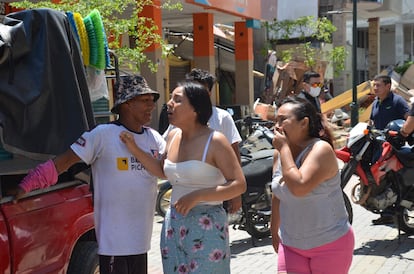 El movimiento telúrico se sintió con intensidad en, al menos, 13 provincias del país. En la imagen, residentes de la ciudad de Machala lloran al ver los estragos ocasionados por el seísmo. 