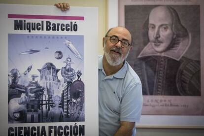 Miquel Barceló amb una ampliació de la portada del seu llibre 'Ciencia ficción, nueva guía de lectura', ahir a Barcelona.