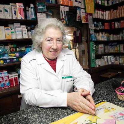 Mª Paz Valls, en el mostrador de su farmacia.