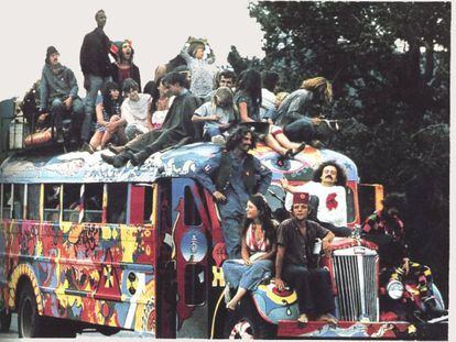 J&oacute;venes montados en un autob&uacute;s con decoraci&oacute;n hippie en los a&ntilde;os sesenta.