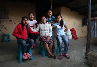 La familia Ventura Corona posa en su casa tras un duro año de convivencia, en Quiché, Guatemala.