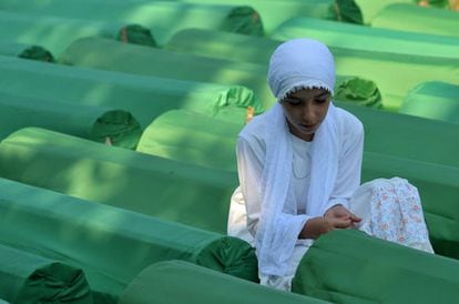 Una joven llora delante de uno de los ataúdes en el cementerio de Potocari, en Srebrenica. 613 víctimas de la matanza de Srebrenica han recibido hoy sepultura, en el 16 aniversario del crimen de guerra cometido por tropas serbobosnias, en un enclave controlado por cascos azules holandeses.