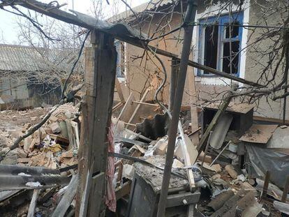 Un edificio residencial destrozado tras un bombardeo en Vrubivka, en la región de Lugansk.