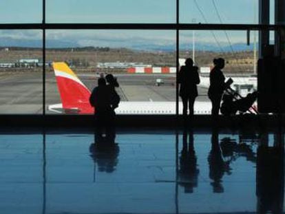 Vista de un avión de Iberia desde el interior de la T4 del aeropuerto de Barajas. 
 