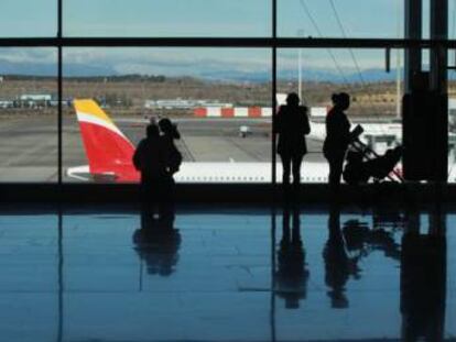 Vista de un avión de Iberia desde el interior de la T4 del aeropuerto de Barajas. 
 