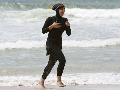 El burkini, un ba&ntilde;ador que cubre la mayor parte del cuerpo.