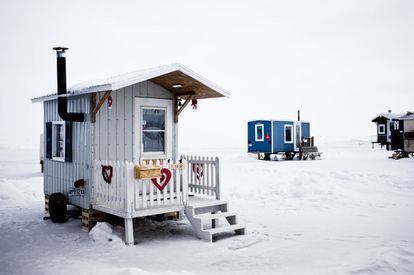 La pesca de hielo es una actividad bastante común en Canadá. Las casetas que se ven en la fotografía, sobre un lago congelado cerca de Montreal, sirven para que los pescadores estén al calorcito mientras esperan que algo muerda el anzuelo.