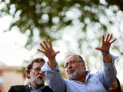 El alcalde de Alhaurín de la Torre, Joaquín Vilanova (a la derecha), en 2019, durante la campaña electoral de las municipales, en compañía del entonces presidente del PP, Mariano Rajoy.