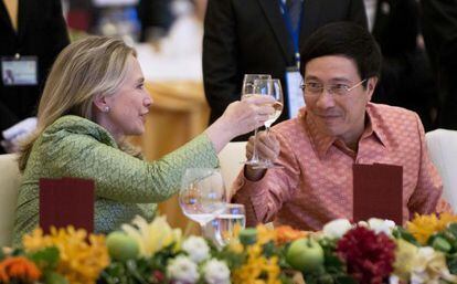 La secretaria de Estado norteamericana brinda con su homólogo vietnamita.