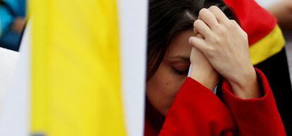 Colombianos reaccionan tras escuchar los resultados del plebiscito.