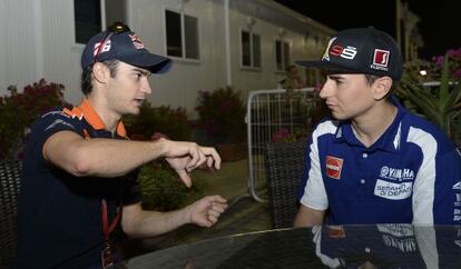 Dani Pedrosa charla con Jorge Lorenzo