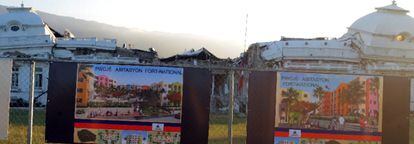 En las vallas cercanas al palacio nacional de Puerto Príncipe (destruido por el terremoto) se han colgado recreaciones de idílicos proyectos inmobiliarios sin fecha de ejecución.