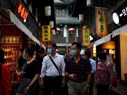 Varias personas con mascarilla en las calles de Chengdu, en la provincia china de Sichuan, el 8 de septiembre.