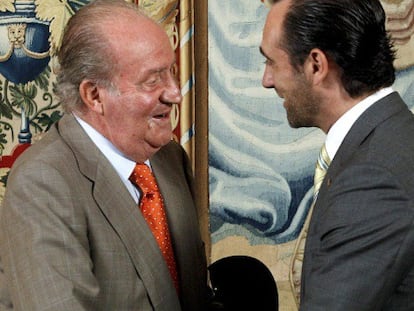 Don Juan Carlos saluda en el Palacio de la Almudaina al presidente de Baleares.