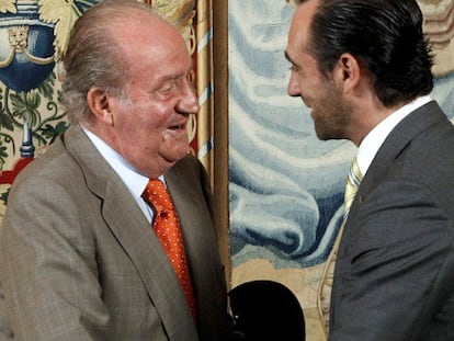 Don Juan Carlos saluda en el Palacio de la Almudaina al presidente de Baleares.