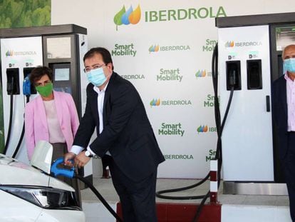 La CEO de Iberdrola España, Ángeles Santamaría, el Presidente de la Junta de Extremadura, Guillermo Fernández-Vara, y el director gerente del complejo Leo, Antonio Chavero, inauguran la Estación Premium de carga super rápida de Iberdrola en Monesterio (Extremadura), este viernes.