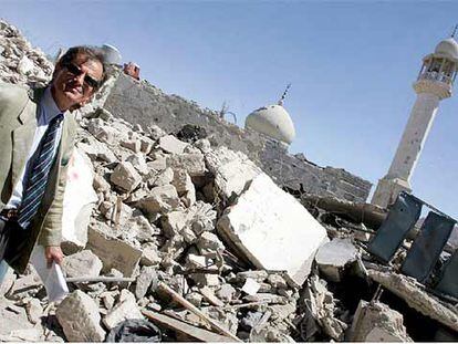 El delegado de la Comisión Europea, Patrick Renault, visita una zona destruida por la aviación israelí en Bint Jbei (Líbano).
